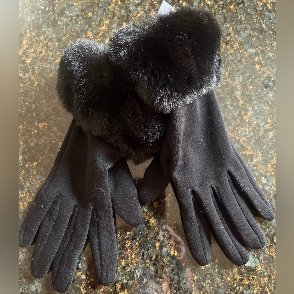 Elegant Black Fur-Trimmed Gloves